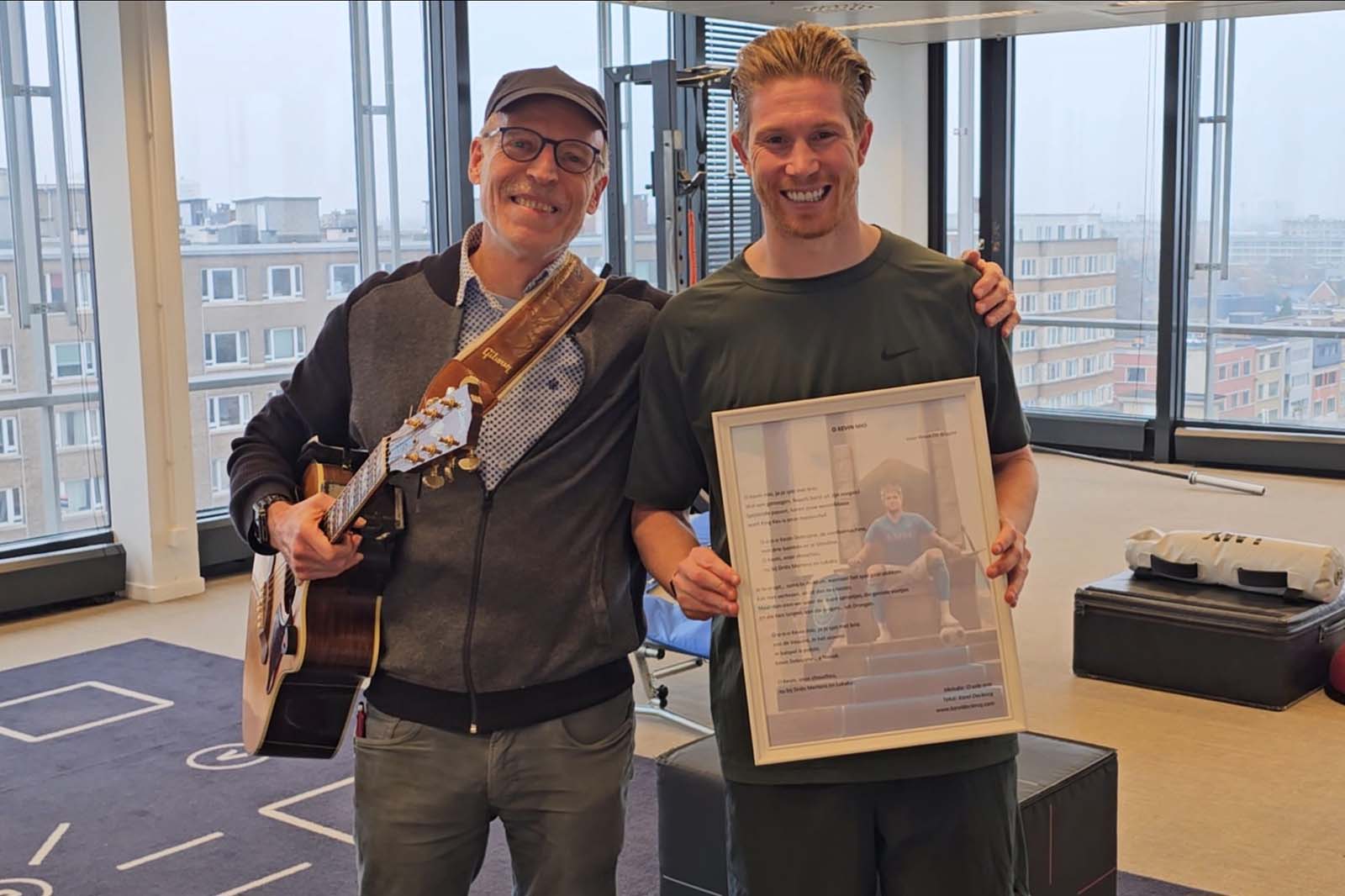 Overhandiging tekst lied aan Kevin De Bruyne